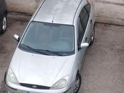 Grigio Usata 2001 Ford Focus Tre volumi | 1300 € (Buon prezzo)