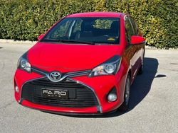 Rosso Usata 2015 Toyota Yaris Lounge Tre volumi | 9500 € (Molto cara)