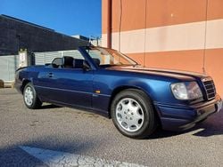 Blu/azzurro Usata 1995 Mercedes E200 Cabrio | 16.000 €