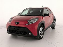 Chili red & black met Nuova 2025 Toyota Aygo X Trend SUV | 17.900 € (Buon prezzo)