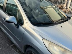 Grigio Usata 2010 Peugeot 207 Tre volumi | 2499 € (Buon prezzo)