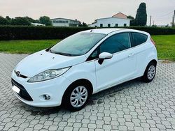 Usata 2010 Ford Fiesta Titanium Tre volumi | 2900 € (Ottimo prezzo)
