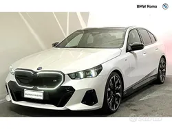 Mineral white metallizzato Usata 2024 BMW i5 Comfort Edition Tre volumi | 66.190 € (Ottimo prezzo)
