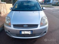 Grigio Usata 2007 Ford Fiesta Tre volumi | 1500 € (Ottimo prezzo)