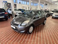 Grigio Usata 2009 Toyota Yaris Luxury Tre volumi | 3700 € (Buon prezzo)
