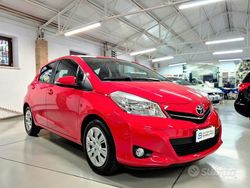Rosso Usata 2013 Toyota Yaris Lounge Tre volumi | 8900 € (Buon prezzo)