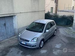 Grigio Usata 2007 Ford Fiesta Ghia Tre volumi | 2500 € (Buon prezzo)