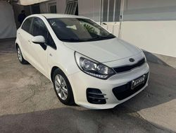 Bianco Usata 2016 Kia Rio Tre volumi | 6900 € (Buon prezzo)