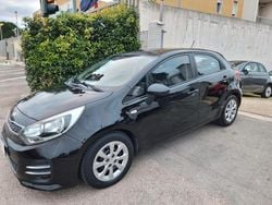 Nero Usata 2015 Kia Rio Active Tre volumi | 7200 € (Buon prezzo)