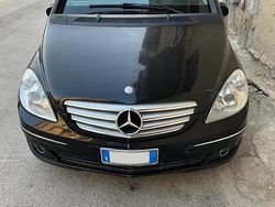 Nero Usata 2007 Mercedes 200 Due volumi | 3500 €