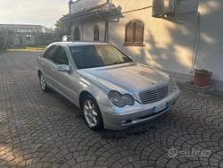 Grigio Usata 2002 Mercedes C220 Avantgarde Tre volumi | 1400 € (Buon prezzo)
