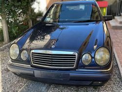 Blu/azzurro Usata 1996 Mercedes E200 Elegance Tre volumi | 1000 €