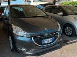 Grigio Usata 2014 Peugeot 208 Due volumi | 9000 € (Molto cara)