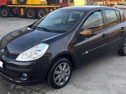 Grigio Usata 2007 Renault Clio II Dynamique Tre volumi | 3499 € (Buon prezzo)
