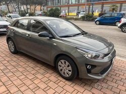Grigio Usata 2023 Kia Rio Style Tre volumi | 13.850 € (Buon prezzo)