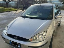Grigio Usata 2002 Ford Focus Tre volumi | 1500 €