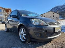 Grigio Usata 2007 Ford Fiesta Ghia Tre volumi | 1900 € (Buon prezzo)