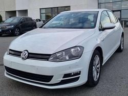Bianco Usata 2016 VW Golf Comfortline Tre volumi | 8900 € (Molto cara)