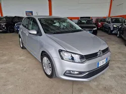 Argento Usata 2016 VW Polo Comfortline Tre volumi | 9990 € (Buon prezzo)
