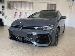 Dolphin grey metalizzato Nuova 2025 VW Golf VIII R-line Tre volumi | 38.800 € (Molto cara)