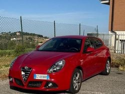 Rosso Usata 2015 Alfa Romeo Giulietta Tre volumi | 9000 € (Buon prezzo)