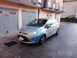 Grigio Usata 2010 Ford Fiesta Tre volumi | 3500 € (Buon prezzo)
