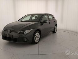 Grigio Usata 2022 VW Golf VIII Life Tre volumi | 20.400 € (Buon prezzo)