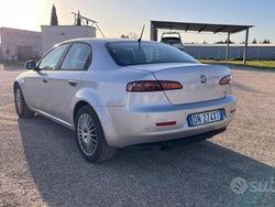 Grigio Usata 2010 Alfa Romeo 159 Tre volumi | 3000 € (Buon prezzo)