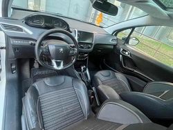 Bianco Usata 2012 Peugeot 208 Allure Due volumi | 4000 € (Buon prezzo)