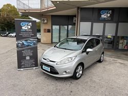 Grigio Usata 2010 Ford Fiesta Tre volumi | 3900 € (Buon prezzo)