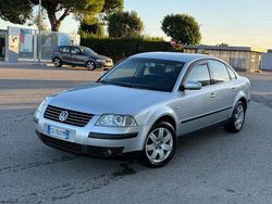 Argento Usata 2003 VW Passat Tre volumi | 1990 €