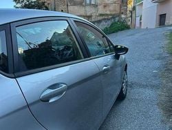 Grigio Usata 2010 Ford Fiesta Titanium Tre volumi | 4000 € (Buon prezzo)