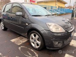 Grigio Usata 2007 Ford Fiesta Ghia Tre volumi | 2350 € (Buon prezzo)