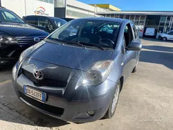 Grigio Usata 2010 Toyota Yaris Sol Tre volumi | 3990 € (Buon prezzo)