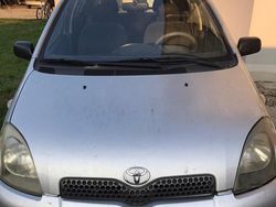 Grigio Usata 2002 Toyota Yaris Tre volumi | 1300 € (Ottimo prezzo)