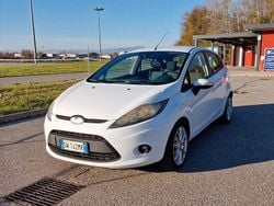 Bianco Usata 2009 Ford Fiesta Due volumi | 2400 € (Buon prezzo)