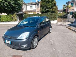 Grigio Usata 2004 Ford Fiesta Ambiente Tre volumi | 2000 € (Buon prezzo)