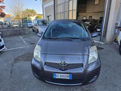 Grigio Usata 2010 Toyota Yaris Luxury Tre volumi | 3500 € (Buon prezzo)