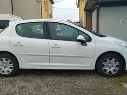 Bianco / pastello Usata 2013 Peugeot 207 Tre volumi | 5600 € (Cara)