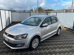Grigio Usata 2013 VW Polo Comfortline Tre volumi | 7900 € (Buon prezzo)