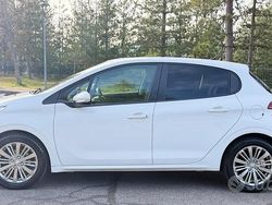 Bianco Usata 2017 Peugeot 208 Allure Due volumi | 8500 € (Buon prezzo)