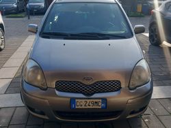 Grigio Usata 2003 Toyota Yaris Tre volumi | 1900 € (Buon prezzo)