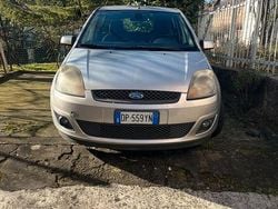 Grigio Usata 2007 Ford Fiesta Tre volumi | 1900 € (Super prezzo)