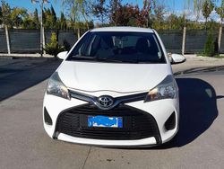 Bianco Usata 2016 Toyota Yaris Cool Tre volumi | 7800 € (Buon prezzo)