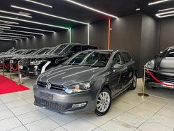 Grigio Usata 2011 VW Polo Comfortline Tre volumi | 6900 € (Cara)