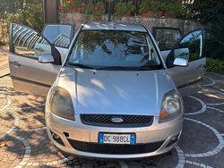 Grigio Usata 2004 Ford Fiesta Tre volumi | 1499 € (Ottimo prezzo)