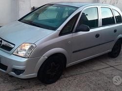 Grigio Usata 2009 Opel Meriva Monovolume | 2800 € (Buon prezzo)
