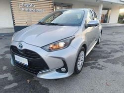 Argento Usata 2021 Toyota Yaris Hybrid Active Due volumi | 16.490 € (Buon prezzo)
