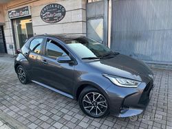 Grigio Usata 2023 Toyota Yaris Hybrid Lounge Tre volumi | 19.900 € (Buon prezzo)