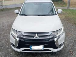 Usata 2017 Mitsubishi Outlander P-HEV Instyle SUV | 13.500 €